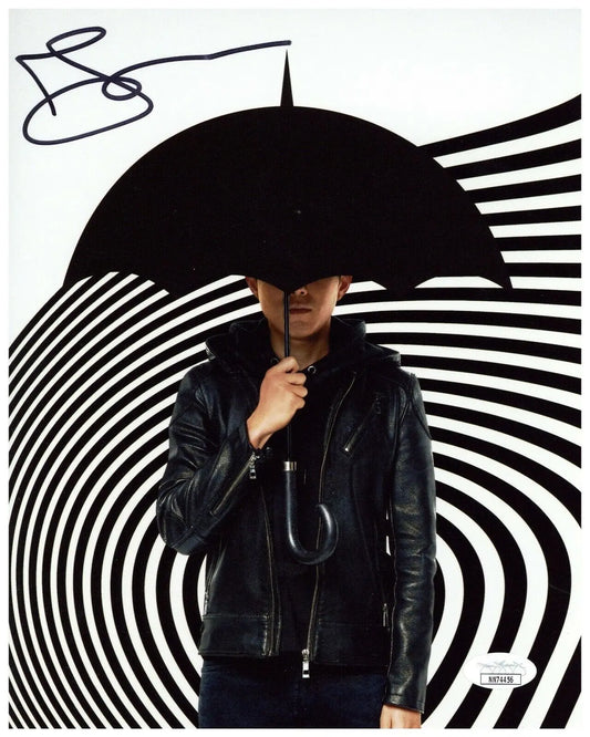 Justin Min Hand Signed Autograph 8x10 The Umbrella Academy - FansFirst